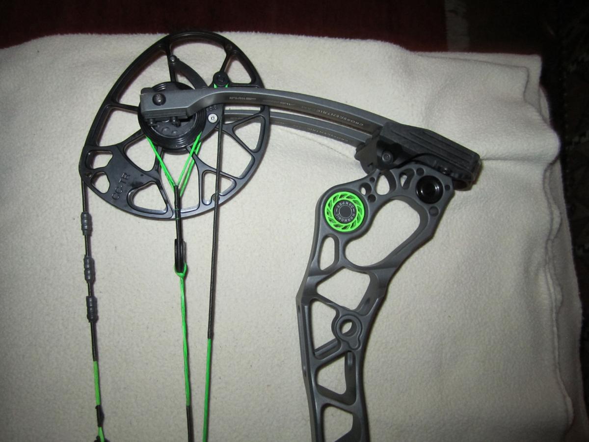 2016 Mathews Halon 6**Custom Strings**60 Lbs**28 in DL with Rock Mods